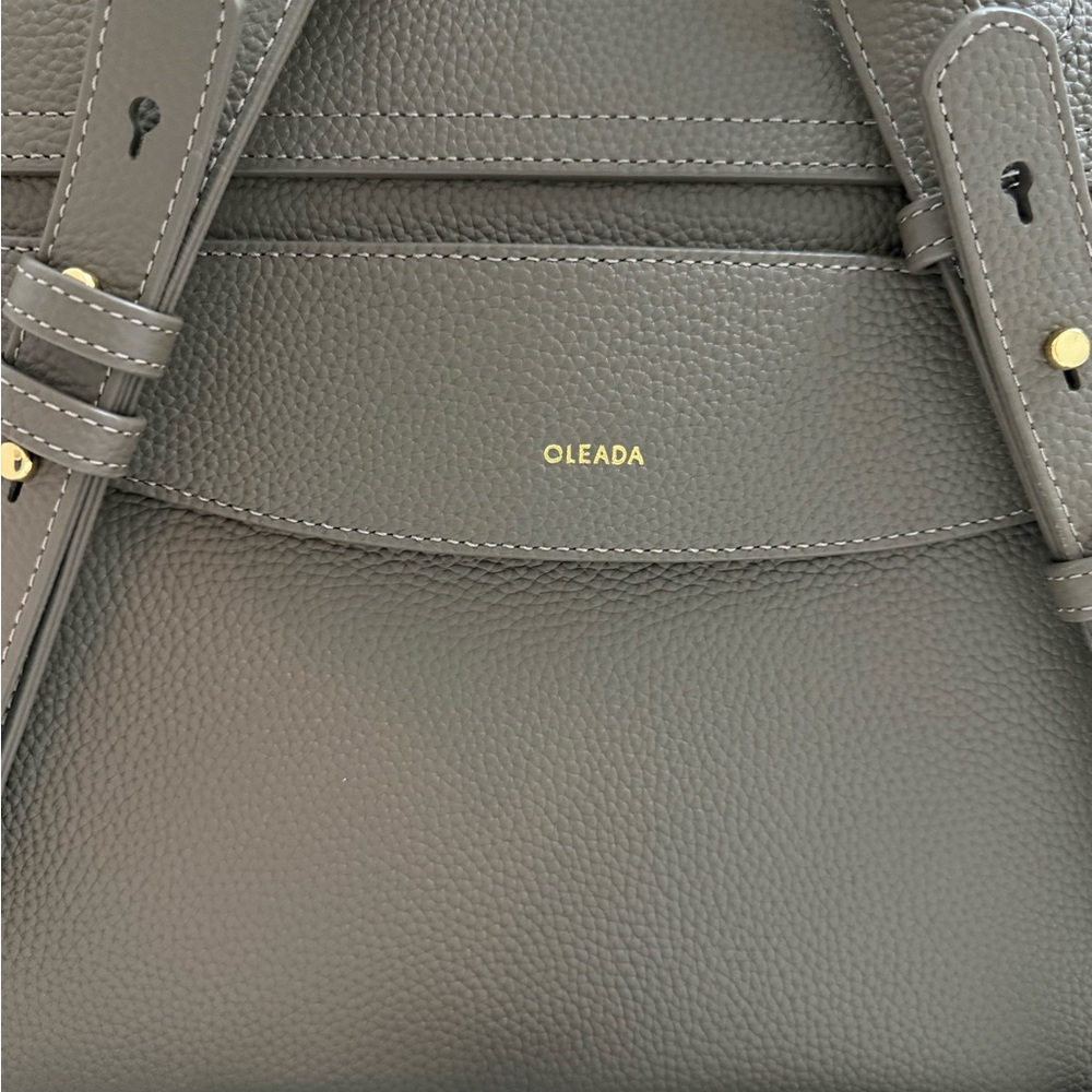 OLeada Wavia Bag Plus - Never used 
Leather/15”/ Ash Color - with dust bag - Picture 5 of 10